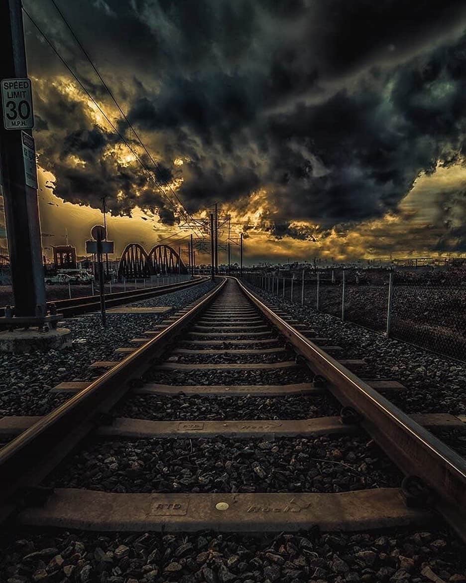 Canon Photographyさんのインスタグラム写真 - (Canon PhotographyInstagram)「Such a unique mood captured in this amazing image!  Photography | @neosecho1  Denver, Colorado  #canon_photos #colorado #cloudformation #moody #moodyedits #sunsetlovers」5月20日 6時53分 - cpcollectives
