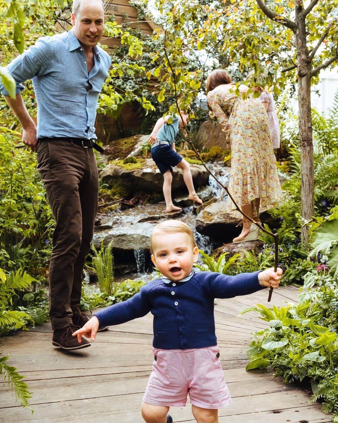 キャサリン（ケンブリッジ公爵夫人）のインスタグラム：「The Duke and Duchess of Cambridge with Prince George, Princess Charlotte and Prince Louis during a sneak peek of Kate's stunning garden at the Royal Horticultural Society's Chelsea Flower Show」