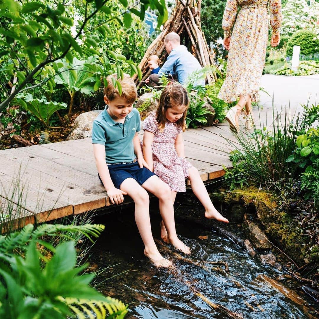 キャサリン（ケンブリッジ公爵夫人）のインスタグラム：「The Duke and Duchess of Cambridge with Prince George, Princess Charlotte and Prince Louis during a sneak peek of Kate's stunning garden at the Royal Horticultural Society's Chelsea Flower Show」