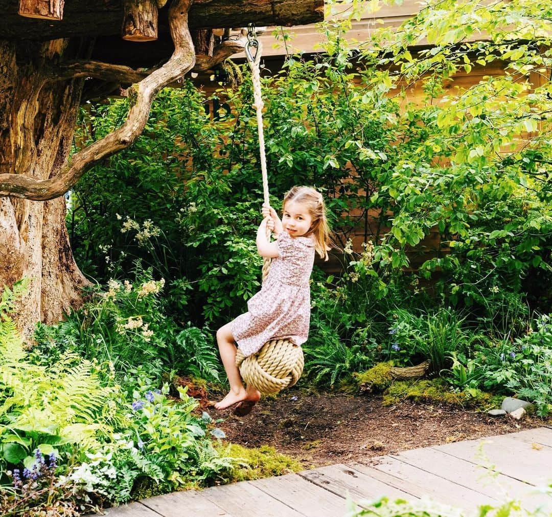 キャサリン（ケンブリッジ公爵夫人）のインスタグラム：「Princess Charlotte during a sneak peek of Duchess Kate's stunning garden at the Royal Horticultural Society's Chelsea Flower Show」