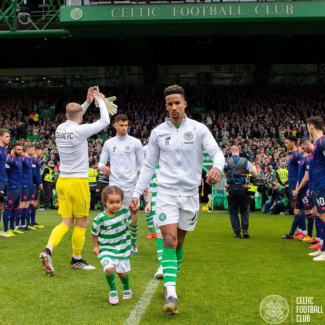 スコット・シンクレアのインスタグラム：「...A special day for me, to captain the side in today’s game but to have my little girl as mascot to top it off...」