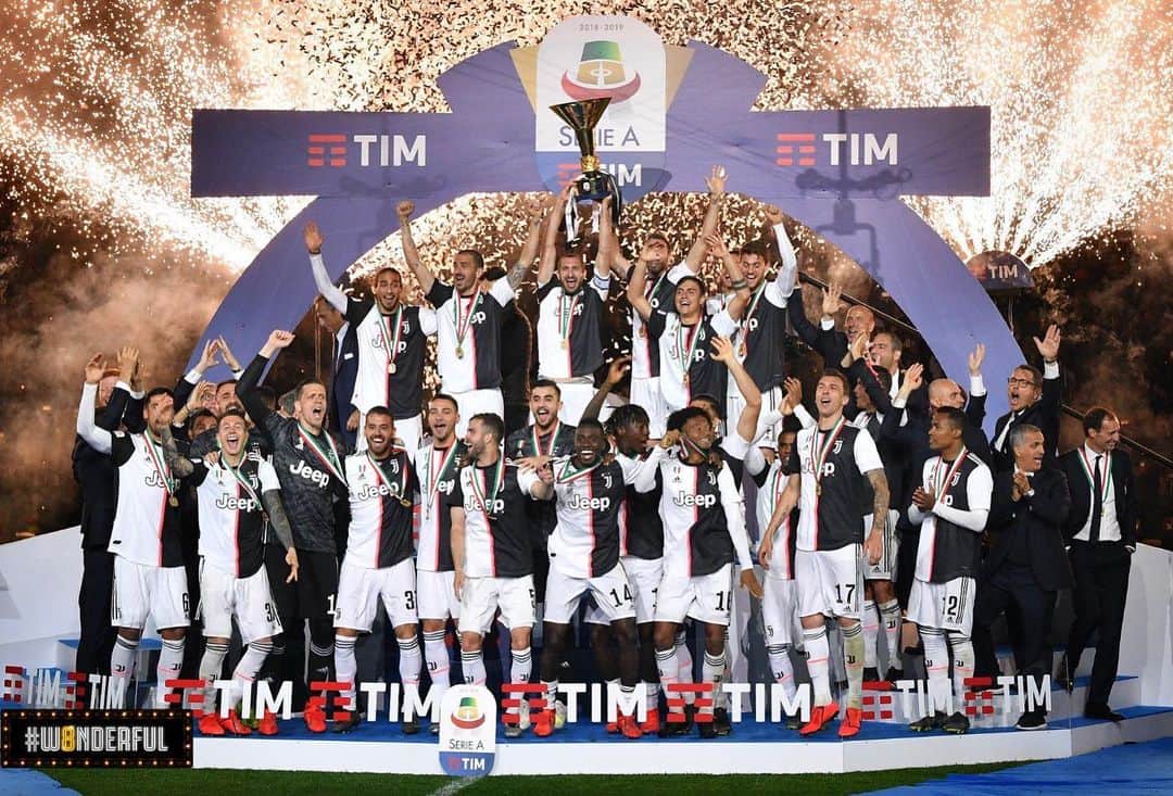 ヴォイチェフ・シュチェスニーのインスタグラム：「⚪️⚫️🏆🇮🇹」