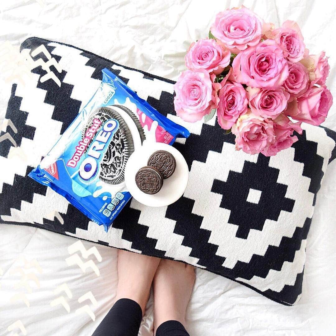 OREOさんのインスタグラム写真 - (OREOInstagram)「There's nothing wrong with snacking in bed. What's your favorite Sunday night treat? 📷: @peaceloveandmommy」5月20日 7時27分 - oreo