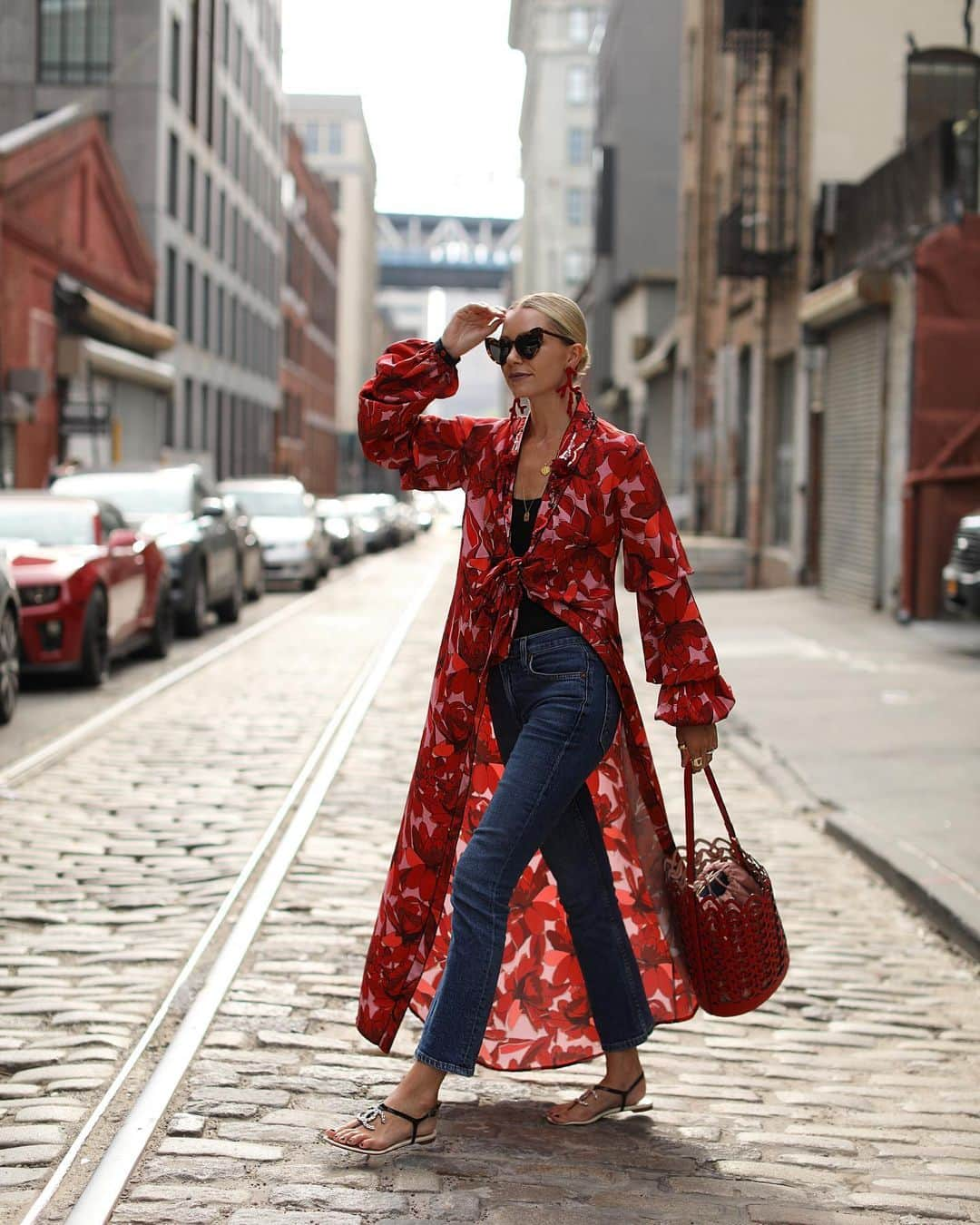 ブレア・イーディーさんのインスタグラム写真 - (ブレア・イーディーInstagram)「<easy, breezy Sundays ☀️> denim: @shopredone / earrings: @rderavenel / sandals: @chanelofficial / bag: @katespadeny / robe: @johannaortizofficial #loveinspades #johannaortiz #rebeccaderavenel」5月20日 7時20分 - blaireadiebee