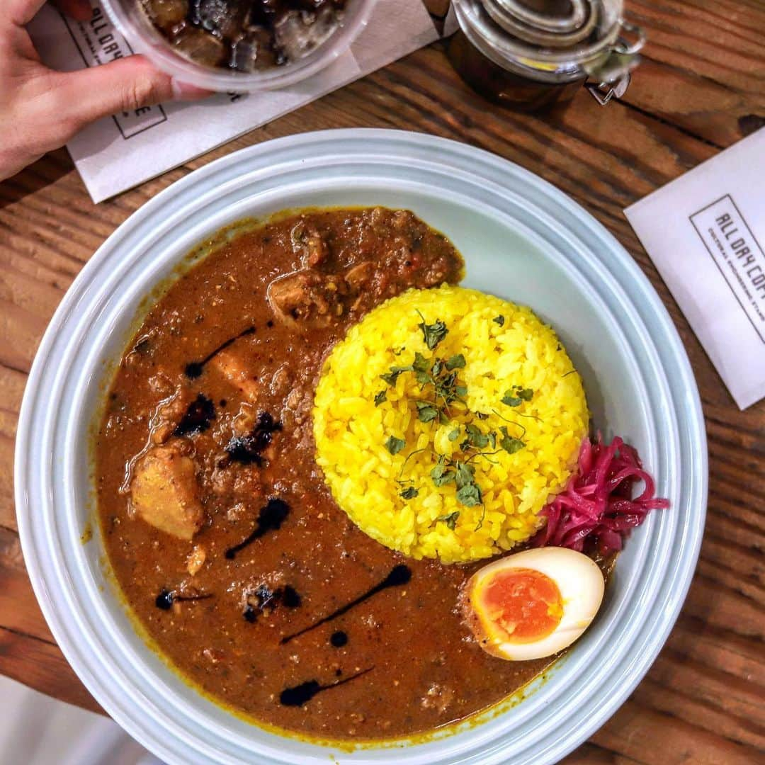 きょん。さんのインスタグラム写真 - (きょん。Instagram)「. .  ALL DAY COFFEE  カレーが 食べたくなって コーヒーもまた 飲みたくなった。  二つの願いを 叶えてくれる @alldaycoffee_ ☕︎ .  黒くかかったソースは エスプレッソ入り バルサミコ。  #ALLDAYCOFFEE#coffee#osaka#curry」5月20日 7時32分 - kyon_tokiiro