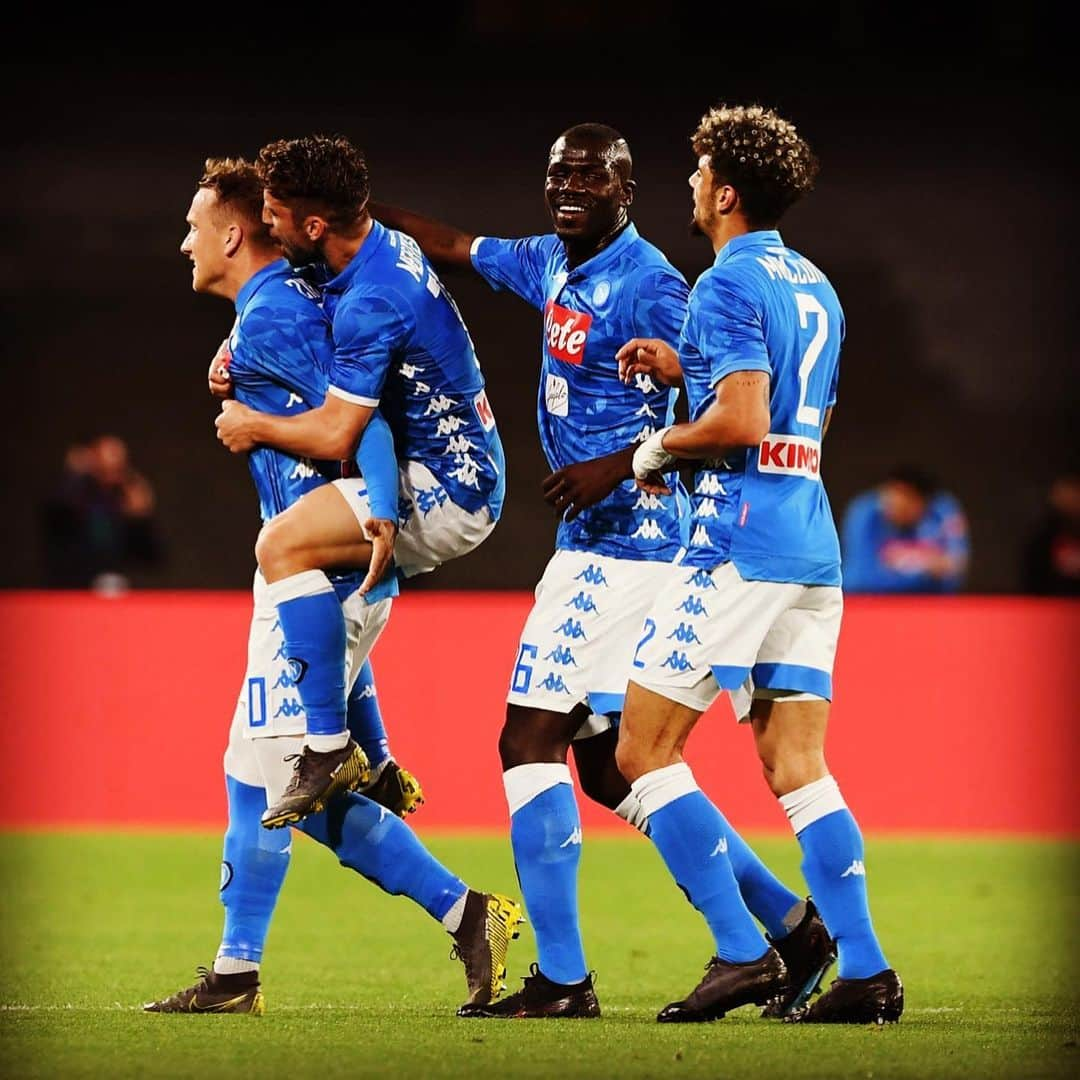 カリドゥ・クリバリさんのインスタグラム写真 - (カリドゥ・クリバリInstagram)「Gran bella vittoria! E che emozione gli applausi del San Paolo per il premio @seriea, al momento del cambio e alla fine del match 🙌🏿🙏🏿👏🏿 Grande victoire! Et quel frisson les applaudissements du San Paolo pour le prix #SerieA, au moment du remplacement et à la fin du match 🙌🏿🙏🏿👏🏿 🇮🇹 #NapoliInter 4-1 🇸🇳 #KK26 #famiglia 💙 #ForzaNapoliSempre 💪🏿 #DifendoLaCittà」5月20日 7時39分 - kkoulibaly26