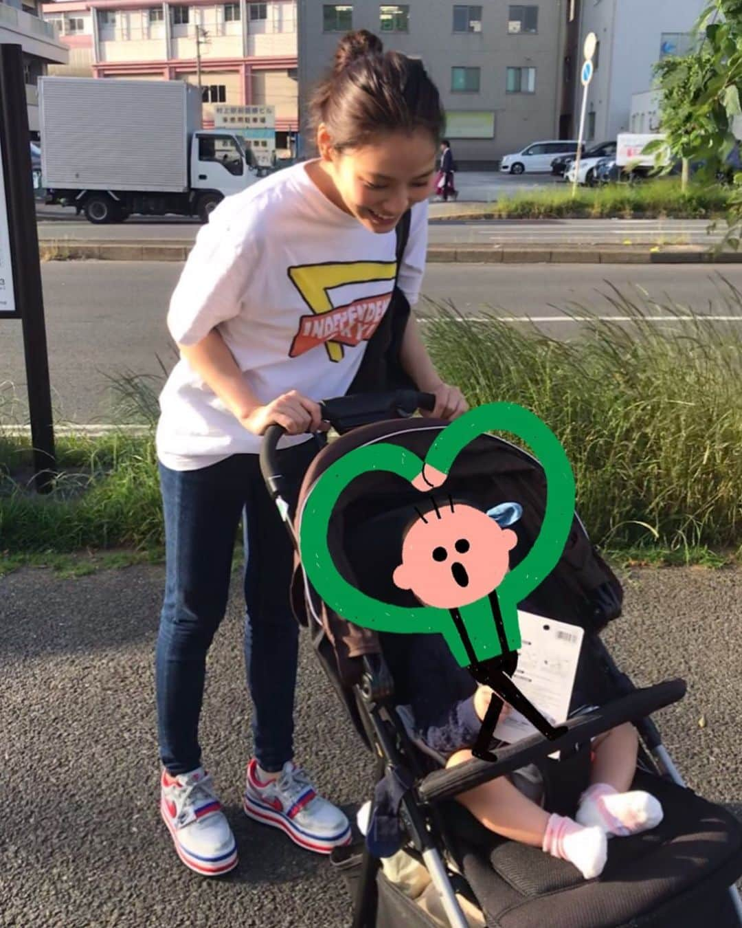 工藤采佳さんのインスタグラム写真 - (工藤采佳Instagram)「親友BABY🤱が東京に来てくれた😍 初対面は、産まれて5日目の時👶 その後、生後２ヶ月くらいに会って それ以来会えてなかったのに、  駅のホームで、私を見つけて ニコーーー☺️って満面の笑みで お出迎えをされまして、、、 もうね〜メロメロでした😍🥰💕 もうすぐ1歳！プレゼント何にしよう？🎁 6月はお仕事で福岡に帰省です！ 久しぶりだ〜楽しみ⋆⸜(* ॑꒳ ॑* )⸝ﾙﾝ . . . . . . . #福岡#親友#新生児#可愛い#癒し#女の子 #久しぶりの再会#赤ちゃんのいる生活#👶#❤#baby」5月20日 7時40分 - kudo__ayaka