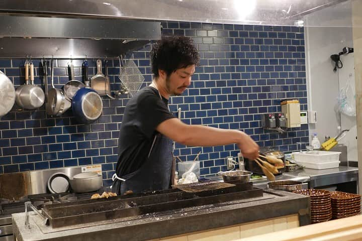 福岡グルメ 福岡ランチ「デビログ」さんのインスタグラム写真 - (福岡グルメ 福岡ランチ「デビログ」Instagram)「2019年4月19日にオープンした『焼きとり #おたびしょ 』に伺った。 場所は『ラーメン海鳴 清川店』の近く。 店主の藤川さんは有名店『#やきとり稲田 』の出身なので味は間違いないね👌 「おたびしょ」とは神様が巡行の途中で休憩する場所のことらしい。 今回は〆までたどり着いたので、〆の「#焼きうにぎり 」を最初のpicにしてみた😋 . メニュー、他pic、内観などは「デビログ」に掲載しています。 サイトを見る場合はブラウザで「デビログ」で検索👉 . #焼とりおたびしょ #福岡市中央区清川 2-1-31 リバーサイド天神南 1F 092-522-7662 17:00～0:00 日曜日営業 不定休 . ♦️福岡グルメ 福岡ランチを検索できるブログ は「デビログ」で検索👉 ♦️マニアックな情報や本当に美味しいお店情報なら「もっとデビログ」で検索👉 . #福岡焼鳥 #福岡焼き鳥 #清川グルメ #清川焼き鳥 #清川焼鳥 #福岡 #博多 #fukuokapics #fukuoka #fukuokacity #hakata #fukuokarestaurant #fukuokagourmet #IGersJP #ig_japan #福岡レストラン #福岡飲食店 #福岡グルメ #福岡ランチ #福岡ごはん #福岡ご飯 #食べログ福岡 #福岡飯 #福岡食べ歩き #インスタグルメアワード2019」5月20日 7時44分 - devi_takahashi