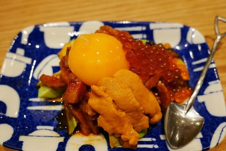 福岡グルメ 福岡ランチ「デビログ」さんのインスタグラム写真 - (福岡グルメ 福岡ランチ「デビログ」Instagram)「2019年4月19日にオープンした『焼きとり #おたびしょ 』に伺った。 場所は『ラーメン海鳴 清川店』の近く。 店主の藤川さんは有名店『#やきとり稲田 』の出身なので味は間違いないね👌 「おたびしょ」とは神様が巡行の途中で休憩する場所のことらしい。 今回は〆までたどり着いたので、〆の「#焼きうにぎり 」を最初のpicにしてみた😋 . メニュー、他pic、内観などは「デビログ」に掲載しています。 サイトを見る場合はブラウザで「デビログ」で検索👉 . #焼とりおたびしょ #福岡市中央区清川 2-1-31 リバーサイド天神南 1F 092-522-7662 17:00～0:00 日曜日営業 不定休 . ♦️福岡グルメ 福岡ランチを検索できるブログ は「デビログ」で検索👉 ♦️マニアックな情報や本当に美味しいお店情報なら「もっとデビログ」で検索👉 . #福岡焼鳥 #福岡焼き鳥 #清川グルメ #清川焼き鳥 #清川焼鳥 #福岡 #博多 #fukuokapics #fukuoka #fukuokacity #hakata #fukuokarestaurant #fukuokagourmet #IGersJP #ig_japan #福岡レストラン #福岡飲食店 #福岡グルメ #福岡ランチ #福岡ごはん #福岡ご飯 #食べログ福岡 #福岡飯 #福岡食べ歩き #インスタグルメアワード2019」5月20日 7時44分 - devi_takahashi