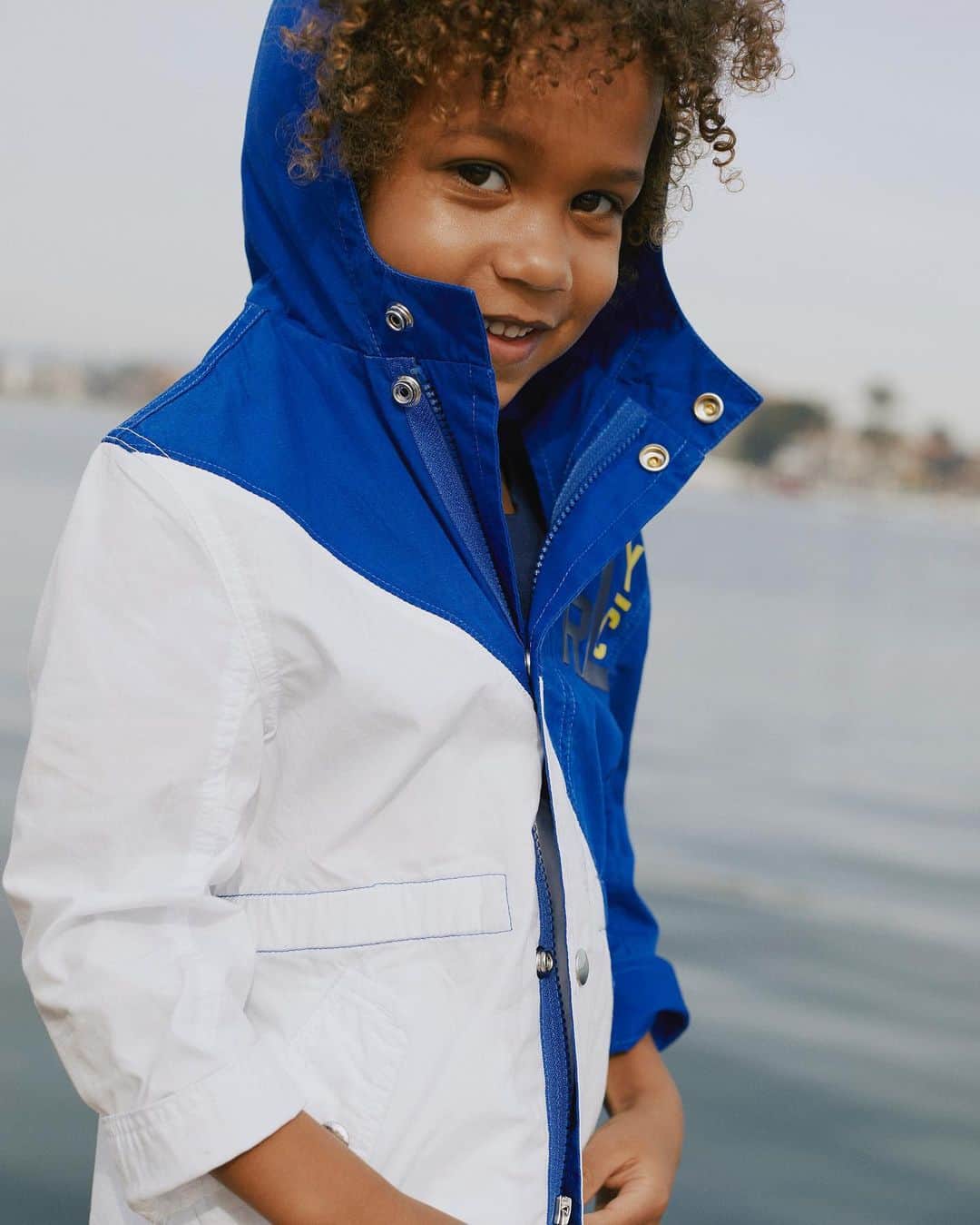 Polo Ralph Laurenさんのインスタグラム写真 - (Polo Ralph LaurenInstagram)「Comfortable as it is classic, our windbreaker is the quintessential staple for any captain in the making. . Swipe to see it from all angles. . Discover #RLKids new arrivals through bio link.」5月20日 7時48分 - poloralphlauren