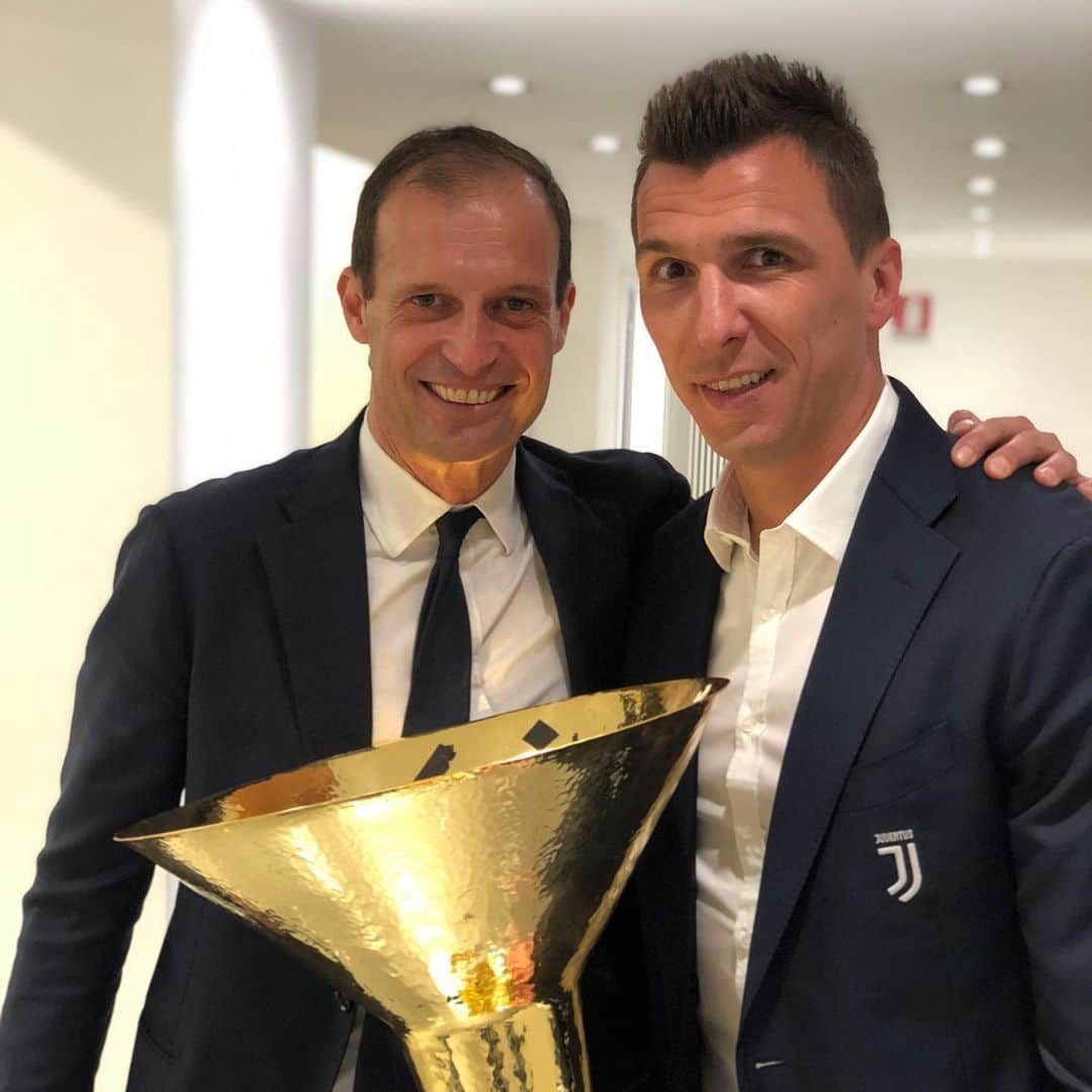 のインスタグラム：「È stato un vero piacere lavorare con te, Mr Allegri 🤝🏻 Sei un grande allenatore, un grande insegnante e un grande uomo, sono fortunato ad aver potuto imparare da te 🙏🏻 Ti auguro il meglio per il futuro, in campo e fuori #GrazieAllegri It was a real pleasure to work with you, Mr Allegri 🤝 You're a great coach, teacher and a gentleman, I was lucky to learn from you 🙏🏼 I wish you the best in future, on and off the pitch #greatmemories #manytrophies 🏆」