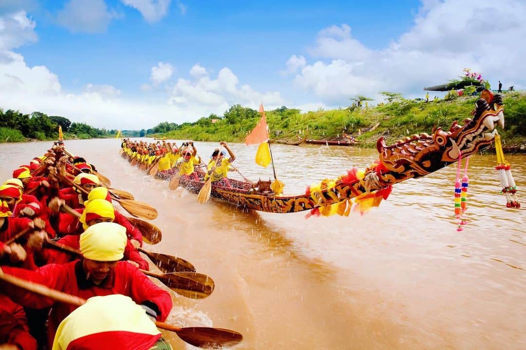 タイ国政府観光庁さんのインスタグラム写真 - (タイ国政府観光庁Instagram)「ナーン県の「ロングボート・フェスティバル」の会場から、おはようございます☀️﻿ ﻿ 今週も1週間がんばりましょう😊﻿ ﻿ ナーン県では毎年９月、雨季で水かさが増した川で伝統的なロングボートによるレースが行われます。各チーム、漕ぎ手の心をひとつにして、レースに挑みます🚣‍♂️﻿ ﻿ #今週も頑張ろう #タイ #ナーン #ロングボートフェスティバル #祭り #タイ祭り #こんなタイ知らなかった #タイを知りつくす #タイ旅行 #旅好きな人と繋がりたい #旅行好きな人と繋がりたい #タイ12の秘宝 #thailand #nan #longboatfestival #festival #amazingthailand #thailandtravel #thailandtrip #thai #thaistagram #lovethailand #localexperience #thainess #thailandhiddengems﻿ ﻿」5月20日 7時55分 - amazingthailandjp