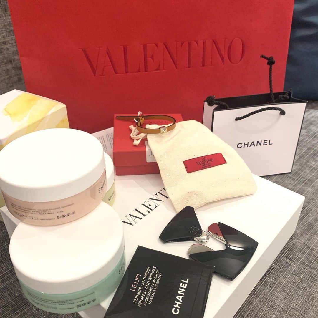 SPARAさんのインスタグラム写真 - (SPARAInstagram)「大好きなSeiko😘 HAPPY BIRTHDAY♡ 誕生日プレゼントは @maisonvalentino のブレスレット♡ シンプルなゴールドスタッズが1個だけのシンプルさが聖子にぴったりだったからコレにしました♡ valentinoに買いに行ったら日本には入ってきていないデザインという事で公式オンラインから注文出来ました♡♡♡ 誕生日旅行最高に楽しかった♡  #valentino#ロックスタッズ#ブレスレット#バレンティノ#誕生日プレゼント#birthdaypresent#友達になって30年#これからもよろしく♡」5月20日 7時57分 - spara_aco
