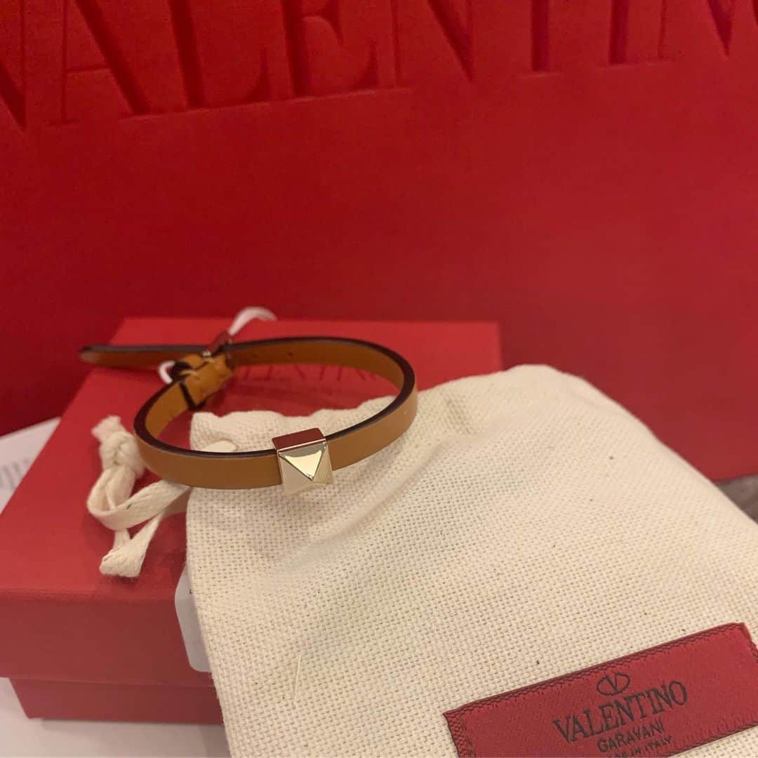 SPARAさんのインスタグラム写真 - (SPARAInstagram)「大好きなSeiko😘 HAPPY BIRTHDAY♡ 誕生日プレゼントは @maisonvalentino のブレスレット♡ シンプルなゴールドスタッズが1個だけのシンプルさが聖子にぴったりだったからコレにしました♡ valentinoに買いに行ったら日本には入ってきていないデザインという事で公式オンラインから注文出来ました♡♡♡ 誕生日旅行最高に楽しかった♡  #valentino#ロックスタッズ#ブレスレット#バレンティノ#誕生日プレゼント#birthdaypresent#友達になって30年#これからもよろしく♡」5月20日 7時57分 - spara_aco