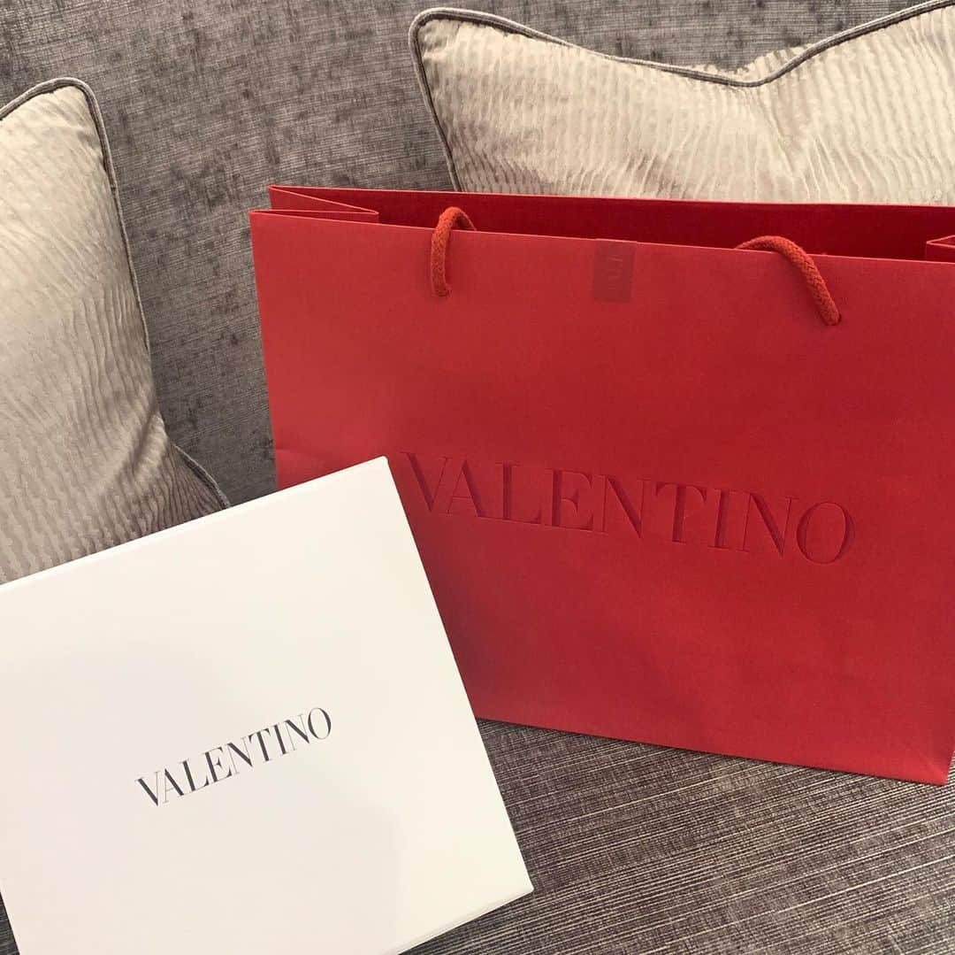 SPARAさんのインスタグラム写真 - (SPARAInstagram)「大好きなSeiko😘 HAPPY BIRTHDAY♡ 誕生日プレゼントは @maisonvalentino のブレスレット♡ シンプルなゴールドスタッズが1個だけのシンプルさが聖子にぴったりだったからコレにしました♡ valentinoに買いに行ったら日本には入ってきていないデザインという事で公式オンラインから注文出来ました♡♡♡ 誕生日旅行最高に楽しかった♡  #valentino#ロックスタッズ#ブレスレット#バレンティノ#誕生日プレゼント#birthdaypresent#友達になって30年#これからもよろしく♡」5月20日 7時57分 - spara_aco