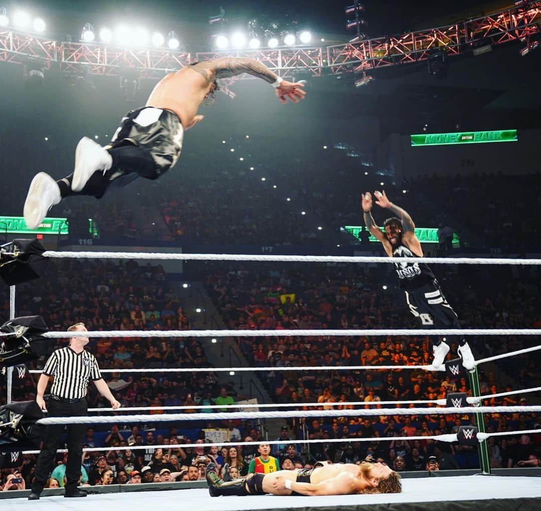 WWEさんのインスタグラム写真 - (WWEInstagram)「That’s how you set it off!! 🔥The #Usos have defeated the #PlanetsChampions @bryanldanielson & @erickredbeard. #MITB @uceyjucey @jonathanfatu」5月20日 7時57分 - wwe