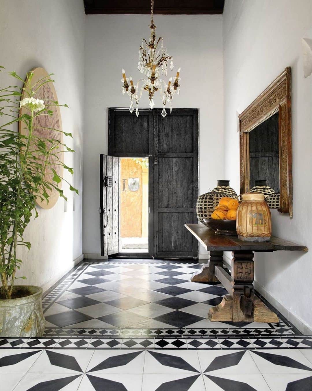 ELLE DECORさんのインスタグラム写真 - (ELLE DECORInstagram)「Now that's an entrance. In fashion designer @johannaortizofficial's stunning Cartagena home, the entryway features a Colonial table from El Arcon, and the mirror has a frame made from an antique window. The custom chandelier incorporates 16th-century French crystals, the floors are Mexican cement tiles, and the artwork is by @miguelbohmer. Photography by @ricardolabougle, from the ED archives. Produced by @cynthiaefrank.」5月20日 7時58分 - elledecor