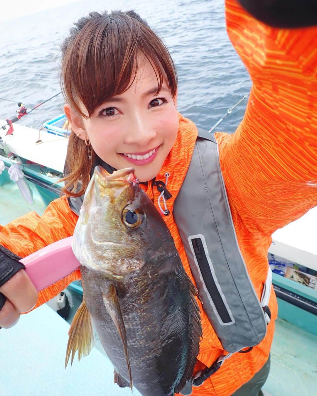 阪本智子さんのインスタグラム写真 - (阪本智子Instagram)「🐟♡ 美味しそうなのをGET(⌯˃̶᷄ ⁻̫ ˂̶᷄⌯)💖 食べたい魚は自分で仕入れる✨✨ 2枚目は頂き物🎁 釣りをしてると食材に恵まれるなぁ🤣💕 料理にも気合が入ります( 👍ᐛ)👍 ＊ ロッド:ライトゲームci4+ Type82 M195 リール:バルケッタBB 300PGDH ＊ #fish #fishing #boatfishing #fishinggirl #shimano #fishingwear #YouTube #youtuber  #釣り #魚 #イサキ #レッツリー #阪本智子」5月20日 7時59分 - tomoko_sakamoto423