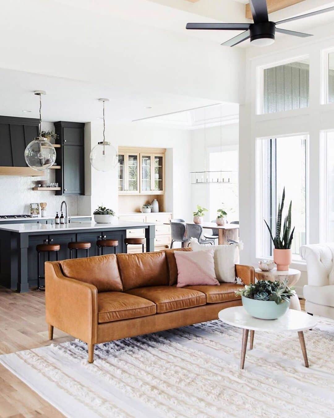 west elmさんのインスタグラム写真 - (west elmInstagram)「The Hamilton will let you live your ultimate #loungelife. ✌️ Thanks for sharing this gorgeous space, @shanleycox! Share your style with @westelm. Design by: @cardinalcresthomes  #mywestelm #sundaystyle #weekendvibes #lazyweekend #leathersofa #modernist #moderninteriors」5月20日 8時13分 - westelm