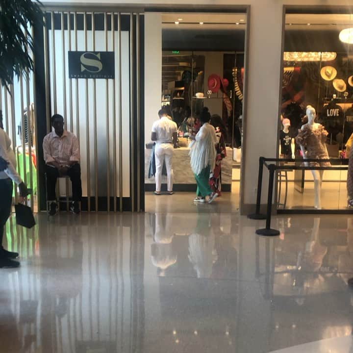 ネネ・リークスのインスタグラム：「Take a sneak peek inside of the brand new Swagg Boutique at MGM @mgmnationalharbor While Gregg sits at the door like security 🤣 i can’t! I design, decorated and picked everything inside! It’s absolutely beautiful! Thank you to everyone that stood in line patiently to shop with us! We love youuuuuuuu🗣 #swagg3 (i took this video so forgive me, i am not the best at this」