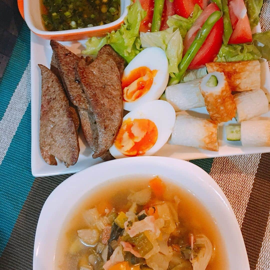 佐山万里菜さんのインスタグラム写真 - (佐山万里菜Instagram)「🍽シェフ佐山🍽 ・ワンプレートご飯&最強デトックススープ #佐山ご飯 . . ✨食トレメニュー✨ デトックススープのメッセージたくさんありがとうございます！！ これがちょっと変えると減量スープに進化✨  うまうまだし最高💯 食トレも次のステージへ！！ 学びなが食べるって大切だし面白い✨ 勝利をプレゼント出来るように勝つ準備！！ 心にもパワーもらえるんだよなぁー😊 本当にすごい！！ 🍴アスリートのリアルなアスリート飯🍴 #笑顔 #オシャレ #可愛い#写真#海好き #アスリート#筋肉 #腹筋 #トレーニング #減量#ダイエット#instagood #幸せ #ライフスタイル #うまい #アスリート飯 #減量食 #ダイエットメニュー  #料理  #節約 #勝利飯  #食事 #いいね #食トレ#ヘルシーメニュー  #food #diet #good #感謝」5月20日 8時28分 - sayama.19