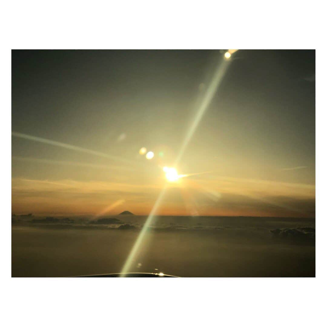 宇賀なつみさんのインスタグラム写真 - (宇賀なつみInstagram)「. . 昨日、機内からの景色。 . 夕暮れに富士山がくっきり。 . . なんて神々しいのだろうと、 ずっと眺めていました。 . . #mtfuji  #sunset」5月20日 8時21分 - natsumi_uga