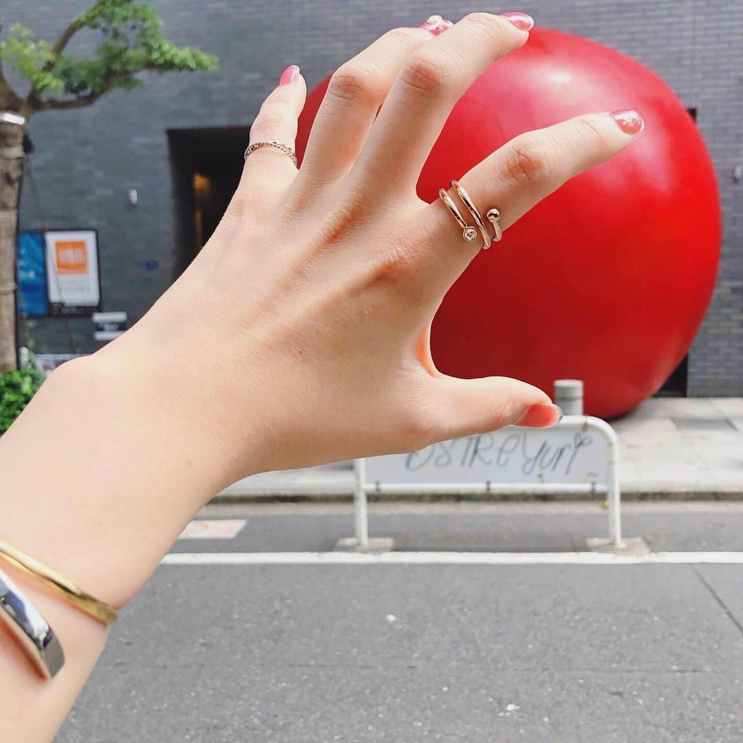 yukichi_yukiさんのインスタグラム写真 - (yukichi_yukiInstagram)「六本木で行われているRedBall Projectに行ってきたよ♡ 日本に初上陸らしい！✨ めっちゃ大きくて押しつぶされそうなイメージで写真撮った❤️😳 いきなり赤いボールが街中にあるからど迫力だったよ〜😂 これは本当に映え映えの映え❤️ 毎日ボールが出現する場所が変わるんだけど、詳細は公式インスタグラムからとべるよ！🎈 ☞ @redballproject  #六本木アートナイト2019 #roppongiartnight2019  #redballproject  #ゆきちゆき」5月20日 13時55分 - yukichi_yuki