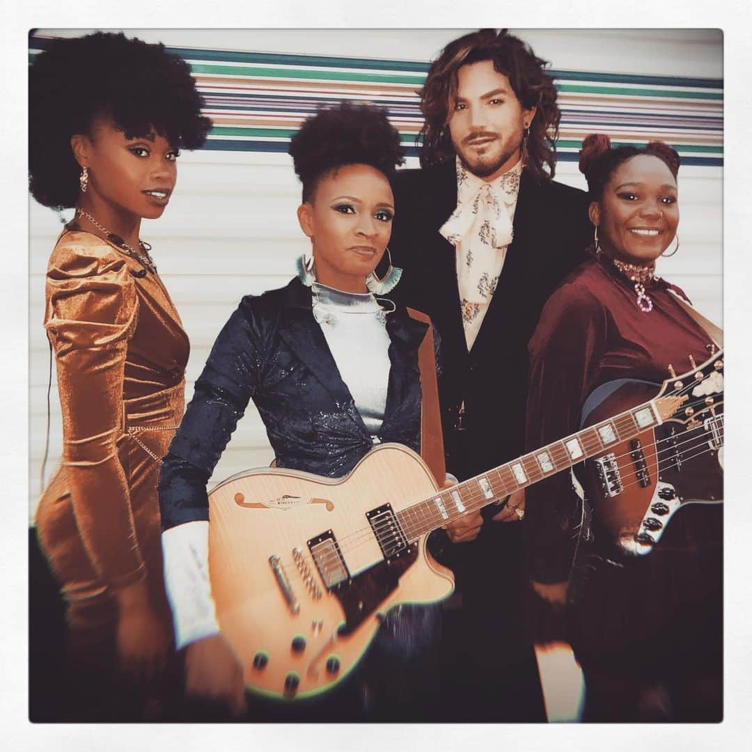 アダム・ランバートさんのインスタグラム写真 - (アダム・ランバートInstagram)「Performing #NewEyes with some majorly talented musicians on @americanidol tonight! @thepocketqueen @theangieswan @iamsatarra #blackgirlsrock」5月20日 8時37分 - adamlambert