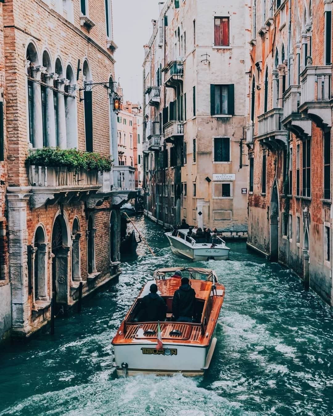 Travel + Leisureさんのインスタグラム写真 - (Travel + LeisureInstagram)「To travel by water is to see Venice the way it's meant to be seen. There's a private island hotel in Venice, and it has a rooftop pool that's perfect for watching the sunset. Read about it at our link in bio! #tlpicks courtesy of @davideor94」5月20日 8時35分 - travelandleisure