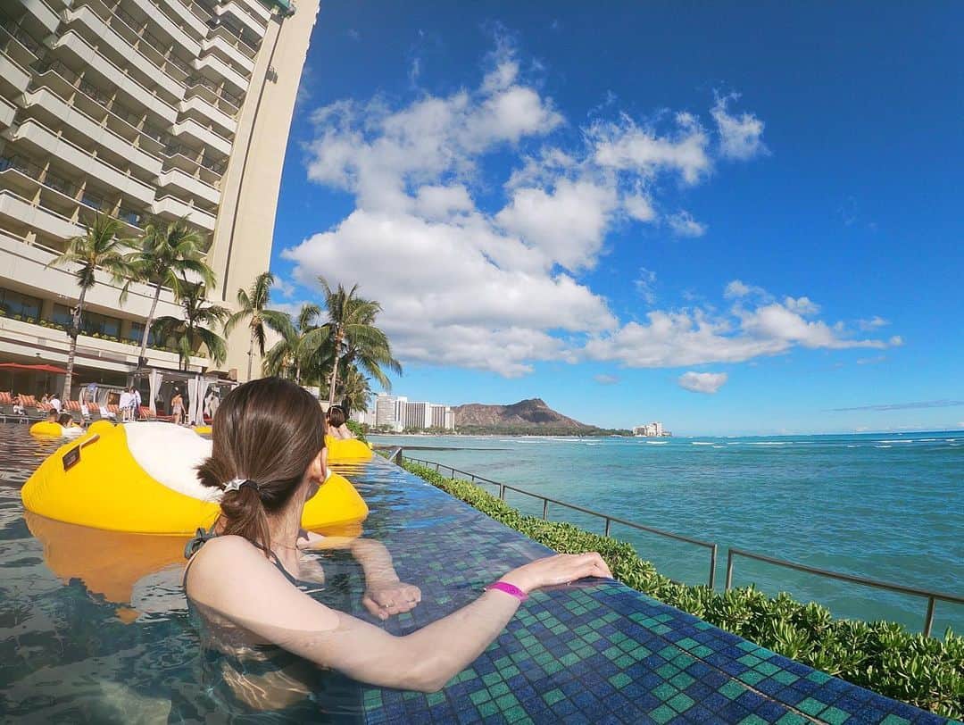 【air-GINZA】中村有佑さんのインスタグラム写真 - (【air-GINZA】中村有佑Instagram)「ハワイが決まった時から「ここに泊まりたい」と思っていた【ザ サーフジャック ホテル】🏨🌊🏄‍♂️ ど真ん中のプールは案外小さくて入らなかったんだけど、いちいち全てオシャレな空間でした🌺 前に置いてある自転車をレンタルして、手動のブレーキついてなくて何回か轢き殺されそうになったけど、サイクリングinハワイも最高でした🤙 ちなみに、プールはシェラトンが最高🤙 #サーフジャック #サーフジャックホテル #thesurfjack #surfjack #surfjackhotel #シェラトンワイキキ #sheratonwaikiki #hawai #ハワイ#結婚式 #ハワイ挙式 #hawaiiwedding #waikiki #gopro #goproのある生活」5月20日 8時40分 - air_nakamura