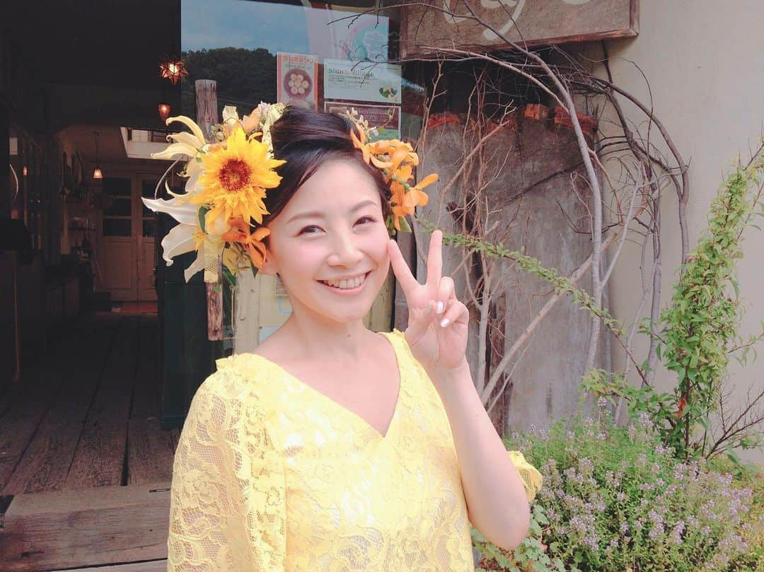 美郷あきさんのインスタグラム写真 - (美郷あきInstagram)「おはようございます☀  現在はデビュー15周年yearですが、 10周年の時リリースした、アニバーサリーベストアルバム『GIFT』のジャケット撮影時の懐かしいオフショットが出てきた〜✌️🌻🏝 今日も元気な一日を☺️ 美郷HP→ このジャケット  http://www.misatoaki.jp/news/archives/310.html  #おはようございます #素敵な一日を #黄色好き #元気色 #生花 #生花ヘアアレンジ  #生きる力 #懐かしい写真 #5年前 #アルバム #ジャケット撮影 #✌️ #ピース #美郷あき #vocalist #singer🎤」5月20日 8時42分 - misatoaki