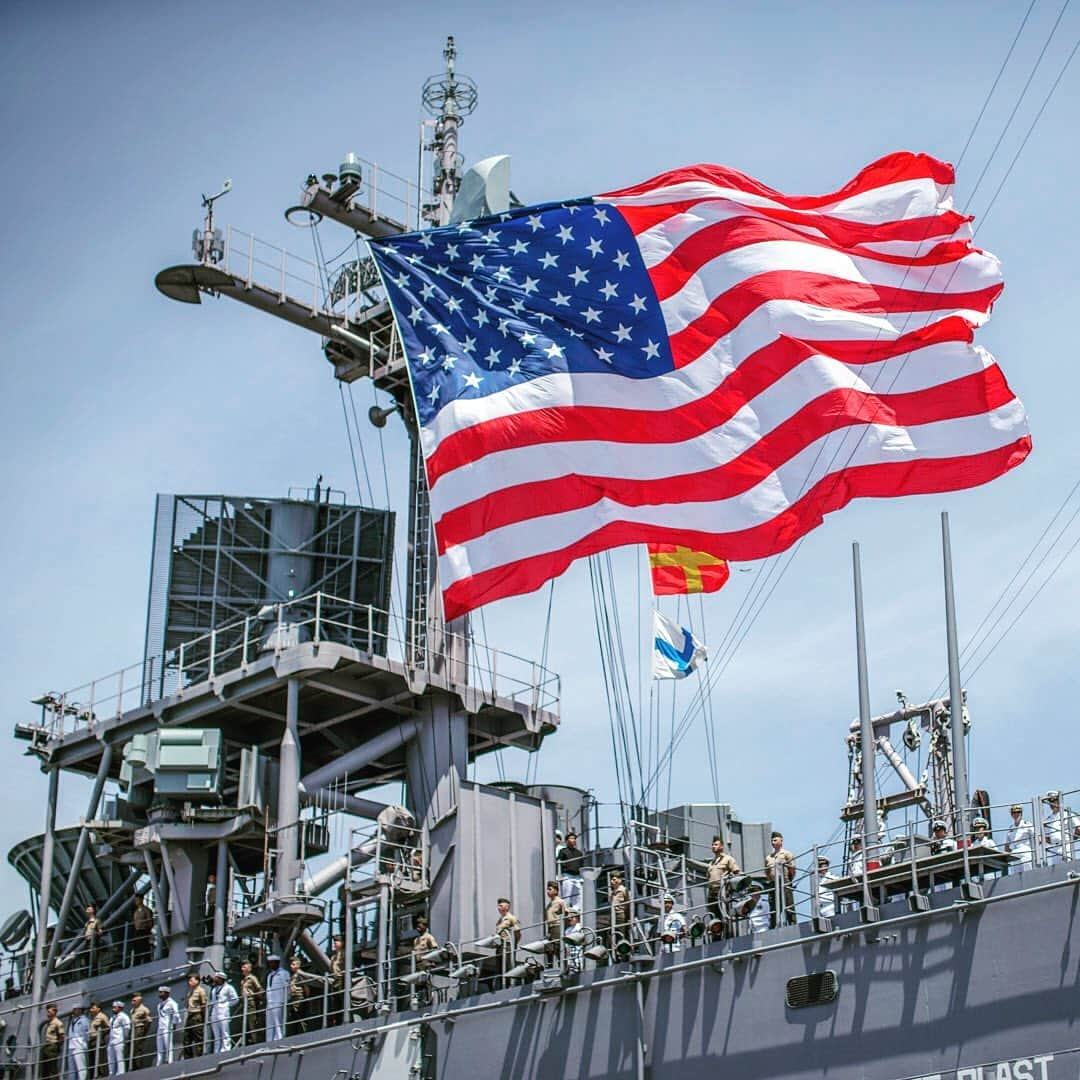 アメリカ海兵隊さんのインスタグラム写真 - (アメリカ海兵隊Instagram)「These Colors Don’t Run  Marines with the @pride_of_the_pacific, and Sailors assigned to the amphibious assault ship USS Boxer (LHD 4), man the rails while departing Naval Base San Diego. (U.S. Marine Corps photo by Lance Cpl. Dalton S. Swanbeck)  #Marines #MEU #Navy #Deployment #Pump」5月20日 8時54分 - marines