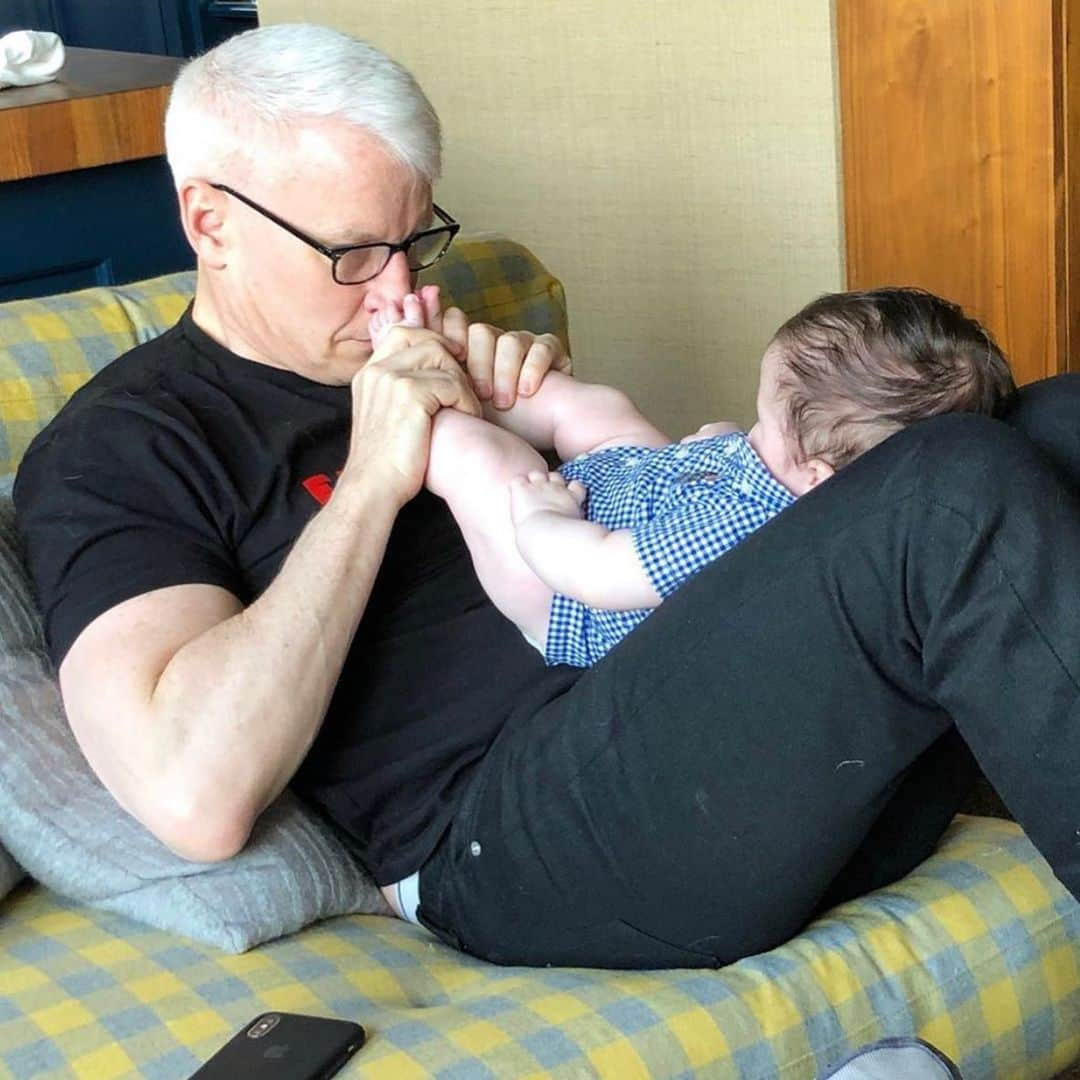 アンダーソン・クーパーのインスタグラム：「Went over to @bravoandy’s to work on our upcoming shows in #NYC at the @beacontheatre and ended up playing with baby Benjamin instead. He is the best baby and i couldnt stop smelling and kissing him. Im obsessed.」