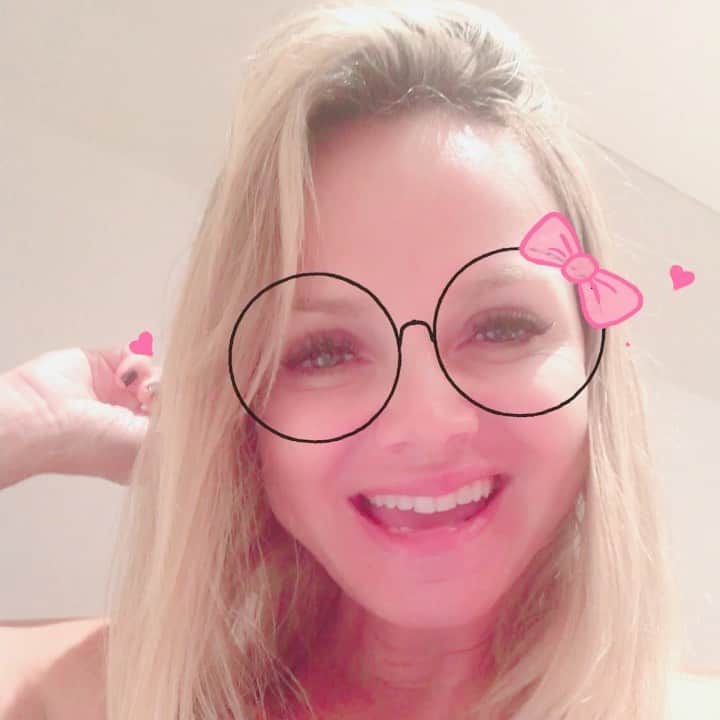 Eliana Michaelichin Bezerraのインスタグラム：「Obrigada por mais um domingo na vice-liderança absoluta. Obrigada minha equipe querida. Fazer um programa pra família me encanta e me faz feliz! Tenham uma semana abençoada e um beijo na família 💕. #deusnocomando #eliana #programaeliana #manowalter」