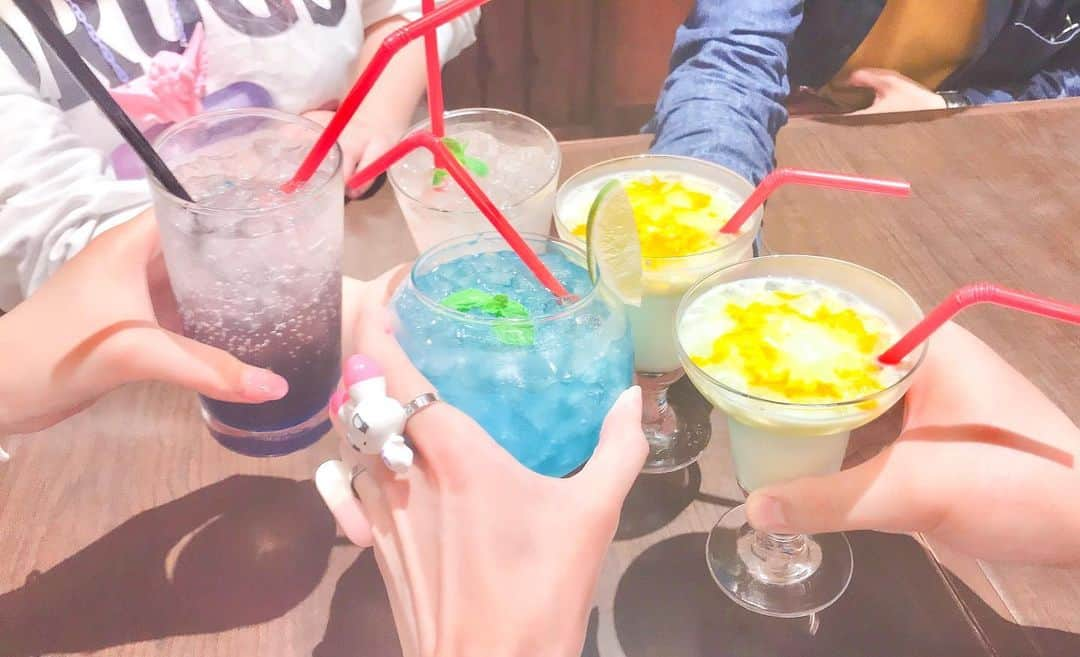 江崎びす子さんのインスタグラム写真 - (江崎びす子Instagram)「打ち上げ🥂✨みつくんも片付け手伝いにきてくれました☺️💓みさとさんの旦那さんもいて大人数でご飯💖楽しかった〜！次の #ぱすてる_jp は7月26〜31日デザインフェスタギャラリーです❣️」5月20日 8時57分 - bisukoezaki