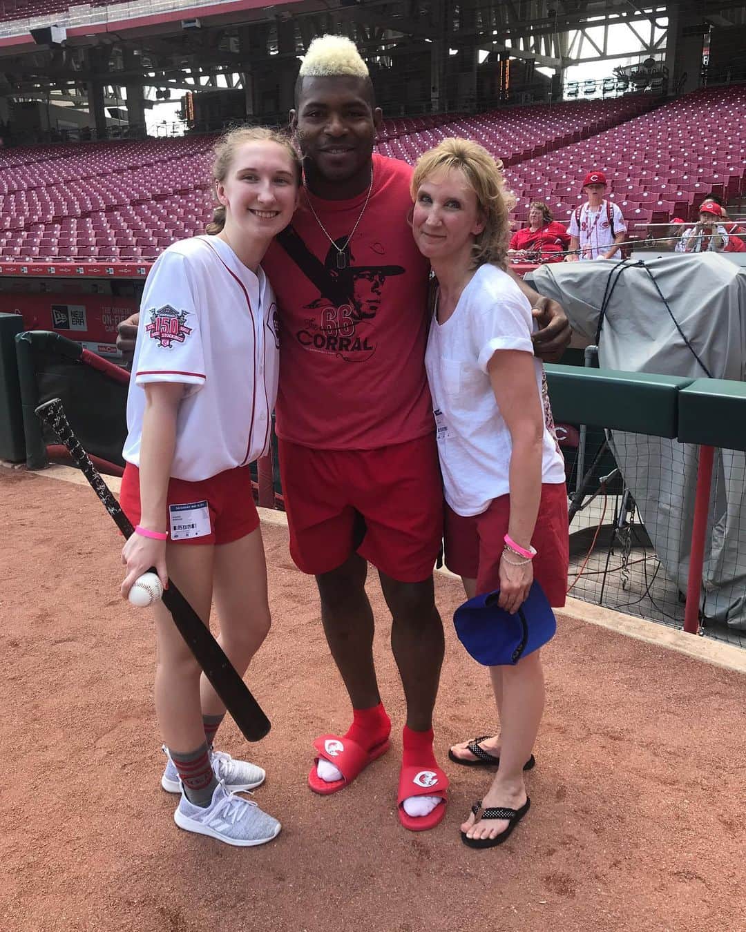 ヤシエル・プイグのインスタグラム：「Thank you to Maddie and her mother who came all the way from Buffalo! I am inspired by you strength and wish you many good days ahead 🙏🙏#puigyourfriend #fans #love #cincinnati #reds」