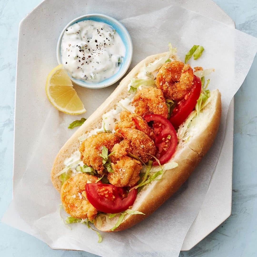 マーサ・スチュワートさんのインスタグラム写真 - (マーサ・スチュワートInstagram)「Take your taste buds on a trip to New Orleans where the Po'boy sandwich originated. 🍤 Crispy cornmeal-coated fried shrimp are paired with shredded iceberg lettuce, tomato, and creamy tartar sauce in a soft hoagie roll. 🥖 Grab the full recipe at the link in bio!👆🏼📷: @lennartweibull | recipe by: Lauryn Tyrell」5月20日 9時01分 - marthastewart