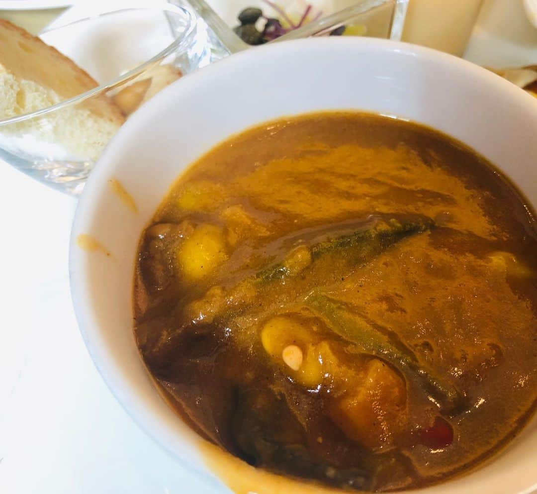 佐藤由季さんのインスタグラム写真 - (佐藤由季Instagram)「雑な間違い探し（笑） ホテルカレーはやはり必須🍛 いつも遠征先のお土産をくれる @mi.ka.wai と🍽息は抜いたけど、お腹は満腹（笑） 全国各地、本当にお疲れ様🙇‍♀️ そしてまた気をつけて行ってらっしゃ〜い👋 私のジャイアンツ愛も託しました⚾️ #ランチブッフェ  #ザロイヤルパークホテル東京汐留  #美味しいもの食べて頑張ろう  #ホテルカレー  #遠征 ⚾️ #鹿児島  #熊本  #お土産  #ご当地カレー  #いつもありがとう  #ひたちなか  #気をつけて行ってらっしゃい  #ジャイアンツ愛  #カレーマイスター  #佐藤由季」5月20日 9時02分 - yukisato0710