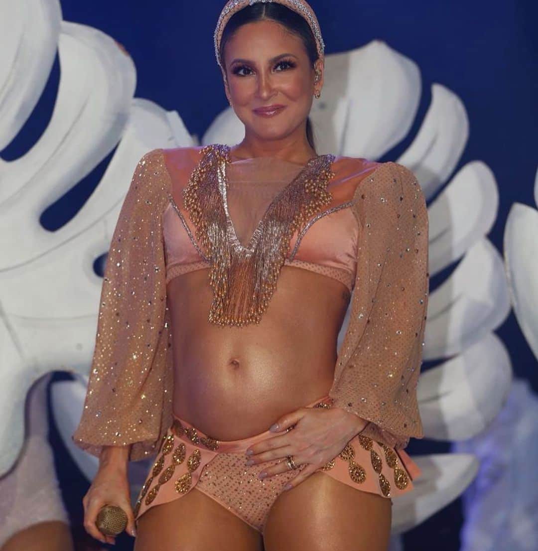 Claudia Leitteのインスタグラム：「#OverPosting porque me sinto honrada pela graça de trabalhar com o que mais amo, à espera do meu terceiro rebento, e as fotos explicitam isso! Espero em Deus que todas as mulheres que desejam a maternidade consigam de alguma maneira chegar lá, e, que as que precisam de cuidados especiais- porque nem sempre é fácil- encontrem alternativas- e anjos- que as mantenham fortes. Somos poderosas, não importa o quão diferentes sejamos! Obrigada, Bela, minha filhinha! Você já trouxe mais luz à minha vida desde a concepção! E, Pelo que vi e senti ontem, #Recife já te ama! 😉🥰」