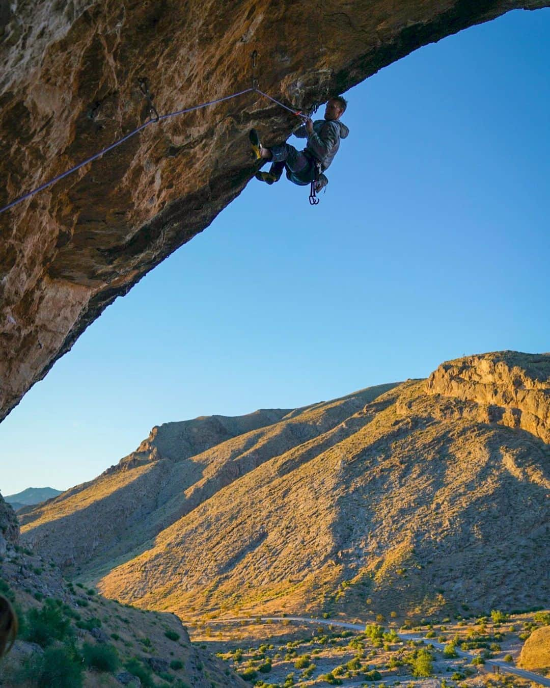 ナーレ・フッカタイバルのインスタグラム：「Eventful week with the @blackdiamond team around Utah. So refreshing to get together with talented people from different backgrounds and sports #bdathletesummit @blackdiamondclimb」