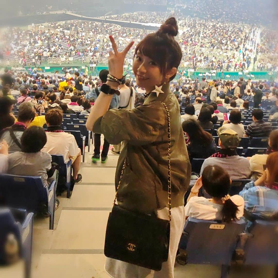 折原みかさんのインスタグラム写真 - (折原みかInstagram)「Mr.Children dome tour2019 最新アルバム重力と呼吸メインで進行すると思いきや、平成の名曲を沢山歌ってくれました！！感動して沢山泣きました！たまらんかった！！ #サイン #終わりなき旅 #hanabi #tomorrowneverknows など。まさかすぎた。 欲を言えば彩りとしるしも聞きたかったです(*´ω｀*)笑 桜井さんでさえ、あとどれくらい歌えるだろう？と考える瞬間があるらしい。デビューして２７年間第一線を駆け抜けてるミスチルさん。その声をその姿を、この目で耳で感じられる喜び。生で聴けるうちは足を運び続けたい。そんな風に感じました。#桜井さんありがとう  #againstallgravity  #tokyodome #dometour2019 #mrchildren #ミスチル #ミスターチルドレン #東京ドームツアー #ライブ #コンサート #live #重力と呼吸ツアー #重力と呼吸  #折原みか #mikaorihara #followme #お団子ヘア #前髪ぱっつん #オンザマユゲ #スカジャンコーデ #首輪女子協会  #首輪女子 #シャネルバッグ #マトラッセコーデ #桜井和寿 #メモリアルカラーフェイスタオル」5月20日 9時11分 - mikaorihara