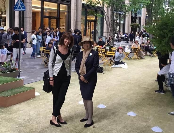 小池百合子さんのインスタグラム写真 - (小池百合子Instagram)「なんと、ここは東京を代表するビジネス街丸の内。100時間限定で道路に芝生を敷き詰め、緑の公園が出現し、親子連れなどピクニックを楽しんでいるのです。タイムズスクエアなど、NYCの街づくりを劇的に変えた元市交通局長のジャネットさんと。街づくりコンセプトを示しています。」5月20日 9時20分 - yuriko.koike
