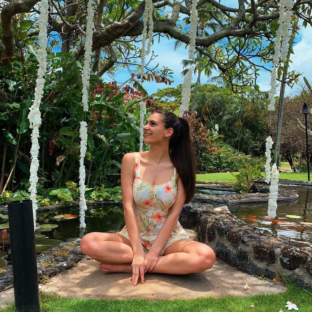 Alexia Rayeさんのインスタグラム写真 - (Alexia RayeInstagram)「LOOK AT ALL THESE PLANTS. I LOVE HAWAII. THE AIR IS SO PURE.」5月20日 9時21分 - alexiaraye