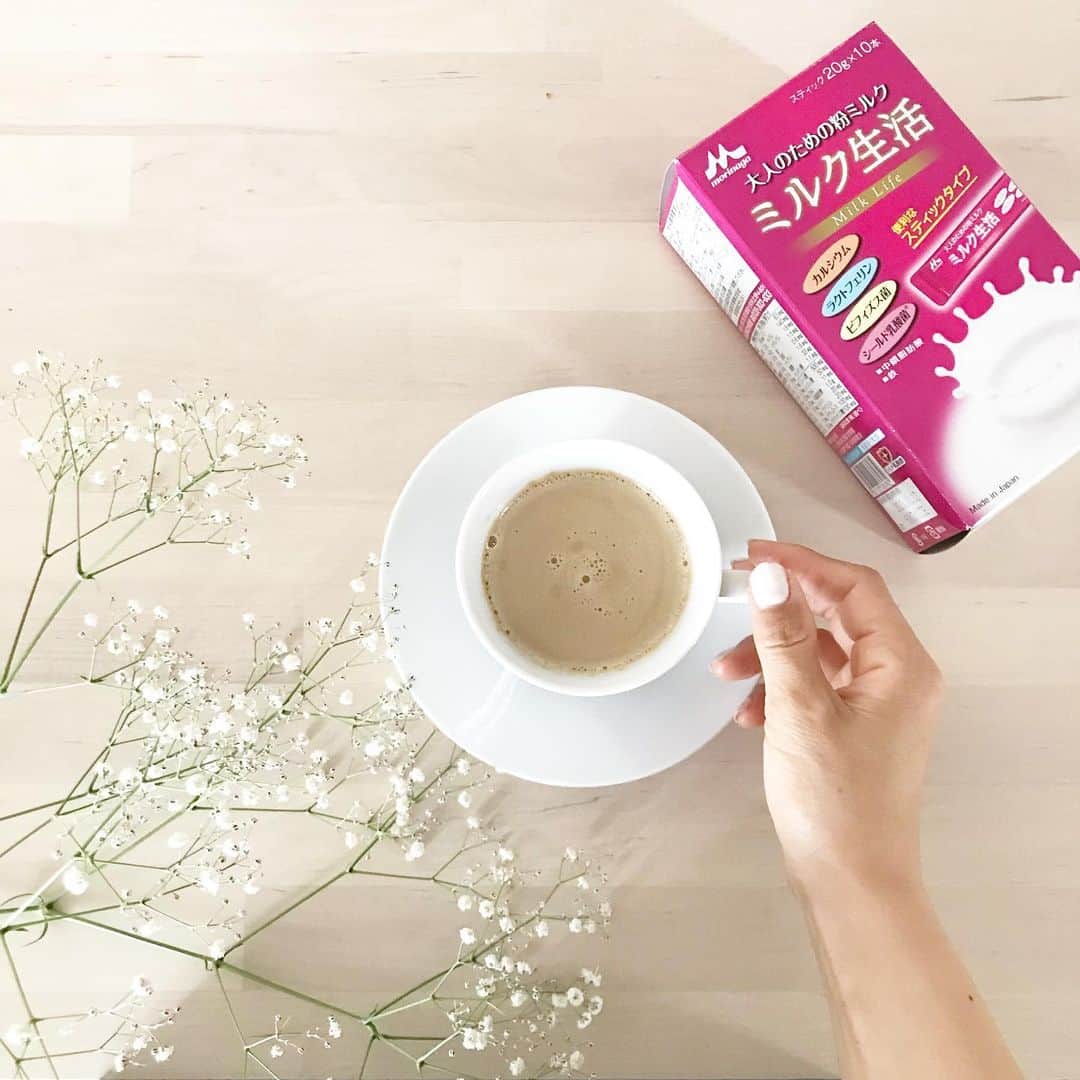 Mikaのインスタグラム：「ほっと一息 ・ ・ 大人のための粉ミルク『ミルク生活』 を入れてます ・ ・ 大人の健康をサポートする栄養が まとめて摂れるなんて嬉しい！ ついつい自分の栄養バランスは 疎かになってしまうんで😅 ・ ・ コーヒーと合って美味しい ドラッグストアで購入出来るよ♪ 「Sponsored by MORINAGA MILK INDUSTRY」 ・ ・ #大人向け粉ミルク #ミルク生活 #teatime#ママライフ#かすみ草」