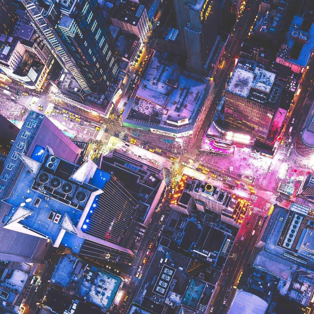 Bloomingdale'sさんのインスタグラム写真 - (Bloomingdale'sInstagram)「Even the most jaded New Yorker has to admit... Times Square looks pretty great from here 😍✨ 📷: @beatsbydinesh . . . . . . . #TimesSquare #CityScape #NYCViews #AerialView #ExploreNYC #NewYorkNewYork #Bloomingdales」5月20日 9時14分 - bloomingdales