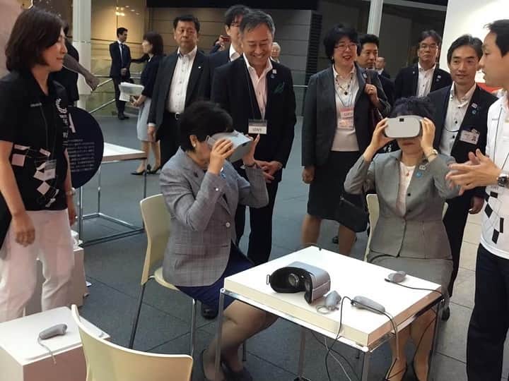 小池百合子さんのインスタグラム写真 - (小池百合子Instagram)「日本の技術力を生かして、体操競技など、一瞬にして微妙な採点ができるデバイスを視察。芸術点などの部分を除けば、極めて正確に採点ができるとのこと。  VRでは臨場感溢れる観戦や体感が可能だ。その他、2020大会のハイテクレガシーになりうる技術展開ができますように。」5月20日 9時18分 - yuriko.koike