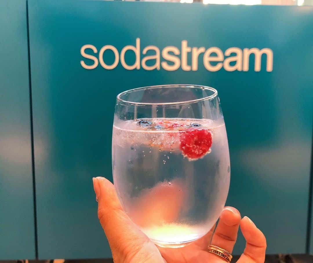 野崎玲欧奈さんのインスタグラム写真 - (野崎玲欧奈Instagram)「ＳＯＤＡＳＴＲＥＡＭ . 先日 @yucarikawaguchi ちゃんらと一緒に 自宅で簡単に炭酸水が作れる @sodastream_japan の新作発表会のイベントへ . 普段はペットボトルで購入している炭酸水🥤 毎日1本以上飲んでいることを考えると 500mLペットボトル1本あたり約18円で 炭酸水が作れるSODASTREAMはコストが安く ゴミ処分の手間もかかりません . 炭酸ガスシリンダーはホームセンターなどで 簡単に手に入るそうで これならウチでも使えそうとお持ち帰りすることに✨ . これから気づいたらストックが切れてた💦 なんて心配もこともなくなるので助かります♡ . . @sodastream_japan  @sodastream  #sodastream #soda #ソーダストリーム #炭酸水 #自宅で炭酸水」5月20日 9時19分 - reonanozaki