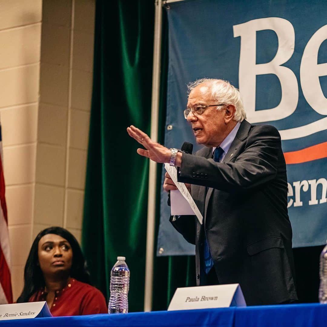 バーニー・サンダースさんのインスタグラム写真 - (バーニー・サンダースInstagram)「Thank you so much to Denmark Technical College in Denmark, South Carolina, for hosting our town hall on environmental justice yesterday. People in Denmark, SC have not had clean drinking water for more than a decade because the state government pumped a dangerous chemical into the city’s water supply. That is simply outrageous and that is an issue we are going to address.」5月20日 9時30分 - berniesanders