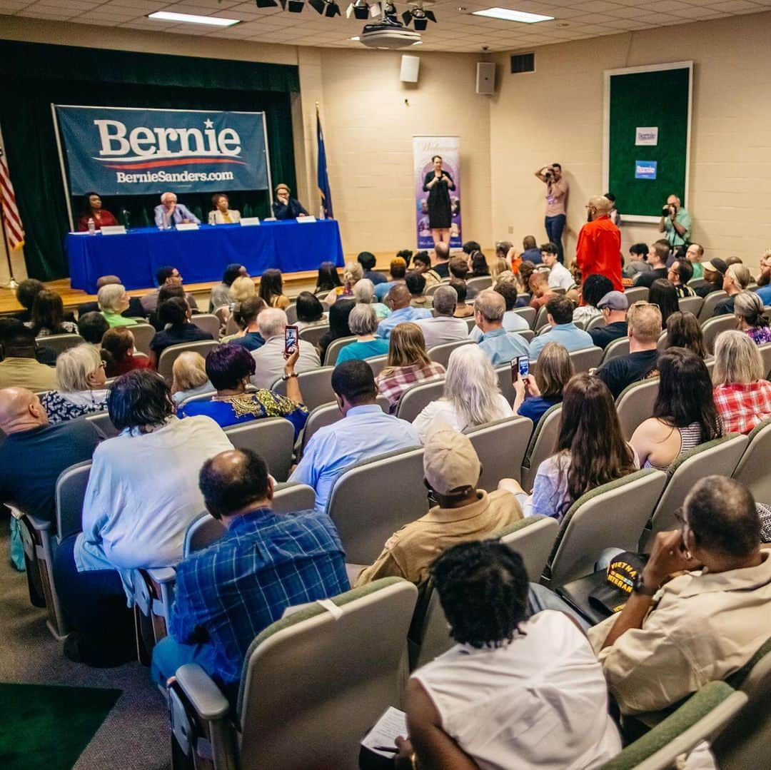 バーニー・サンダースさんのインスタグラム写真 - (バーニー・サンダースInstagram)「Thank you so much to Denmark Technical College in Denmark, South Carolina, for hosting our town hall on environmental justice yesterday. People in Denmark, SC have not had clean drinking water for more than a decade because the state government pumped a dangerous chemical into the city’s water supply. That is simply outrageous and that is an issue we are going to address.」5月20日 9時30分 - berniesanders