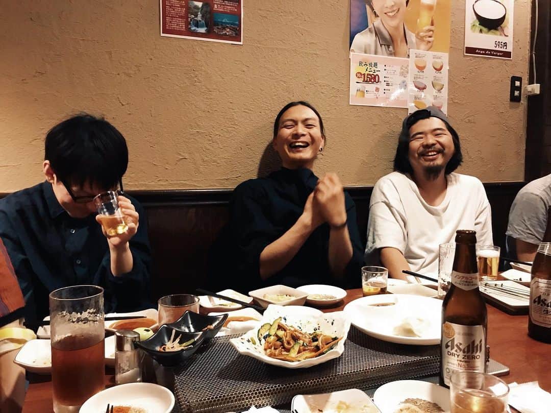 naoko tawaraのインスタグラム：「昨日の夜は艶家へ。 久々にこの面々と集まった気がする。 チャッピーなんて数年ぶり。 なんか、話しててもあんまり変わってなくて嬉しい。 でも、みんなちょっと大人になったよな〜と思うのは、私がまだお酒を飲めないからかな。 前みたいにぱっと飲みにいけないけど、やっぱり会えると嬉しい。 最後はスペシャルゲスト、#オオノトウフ に癒されて帰路。かわいいし、ほんとかしこいわ〜トウフさん。また今週もがんばろう。」